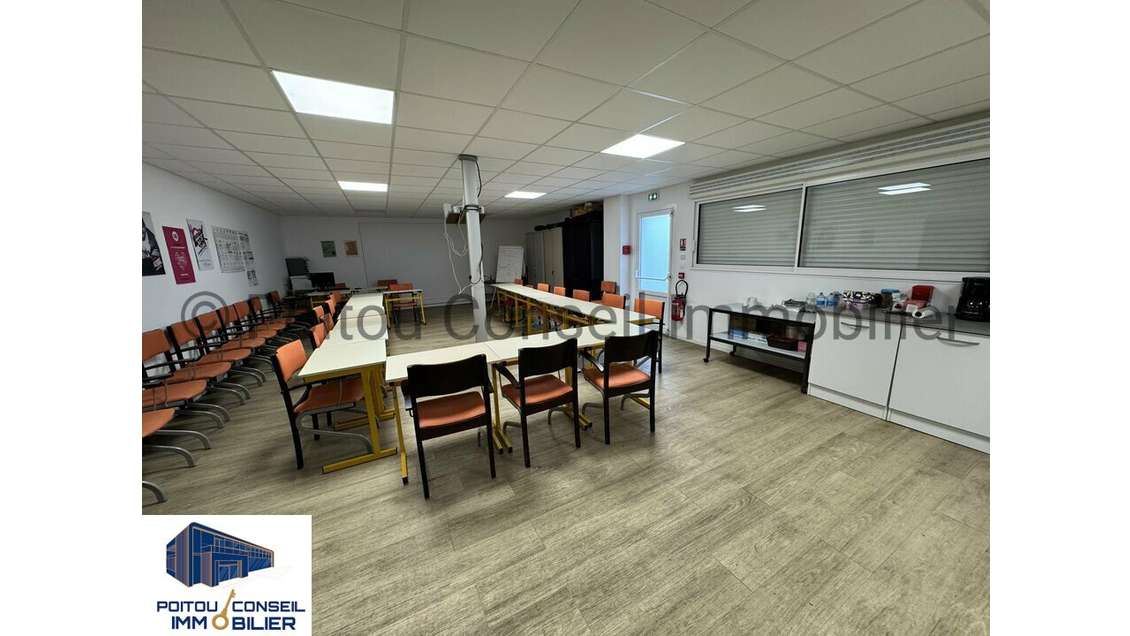 Local d'activité 950m² à louer Niort Mendes France