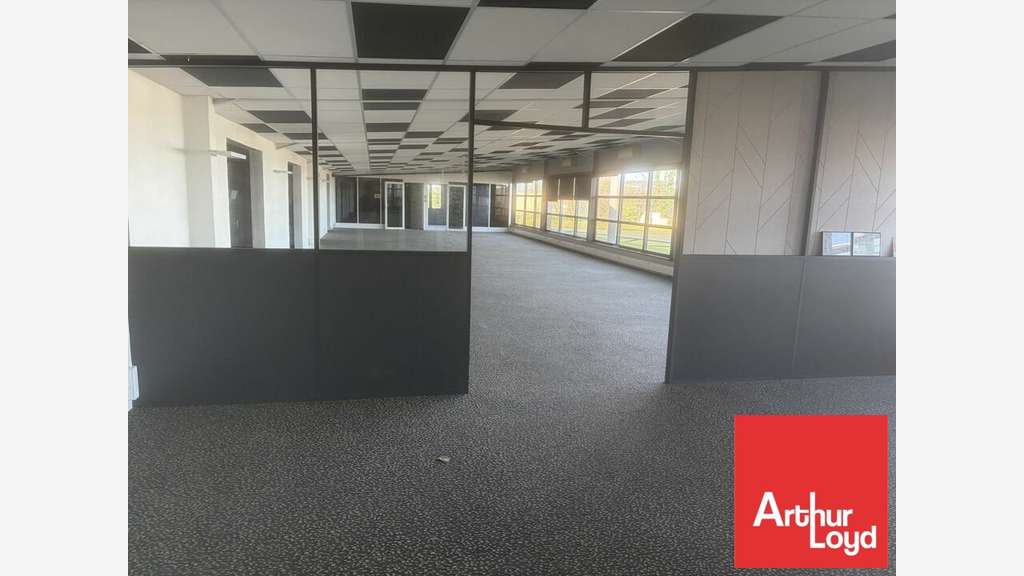 Bâtiment professionnel 1500m² à louer agglo Niort