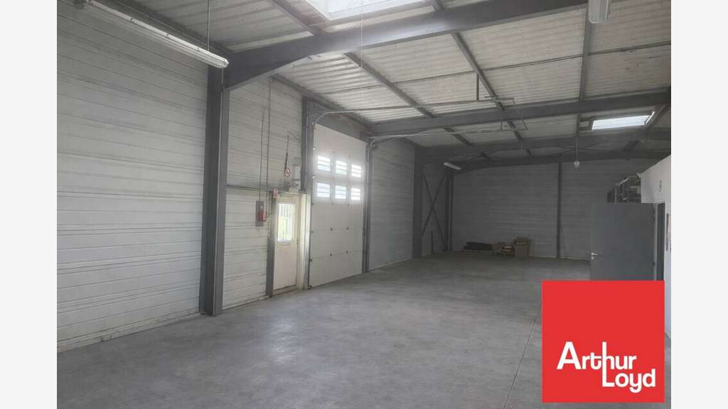 Bâtiment professionnel 1500m² à louer agglo Niort
