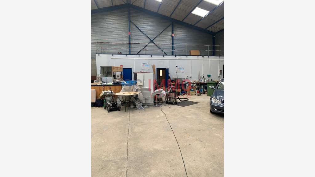 A louer entrepôt 450m² à Niort Est