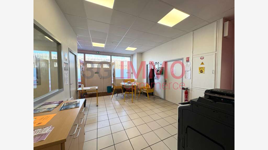 A louer local 1010m² secteur Mendes France Niort