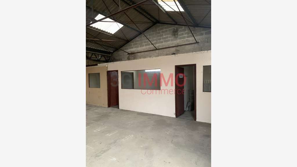 A louer entrepôt bureaux de 91m² à Niort