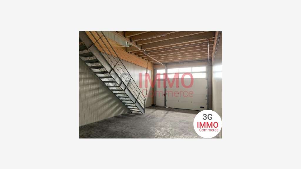 A louer local de stockage 96m² Niort proche Darty