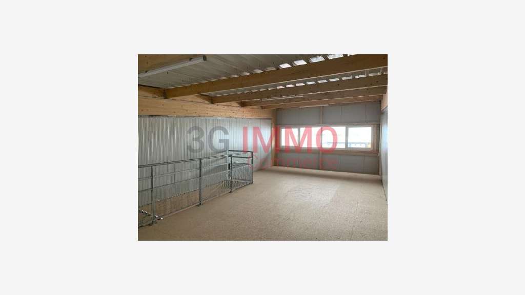 A louer local de stockage 96m² Niort proche Darty
