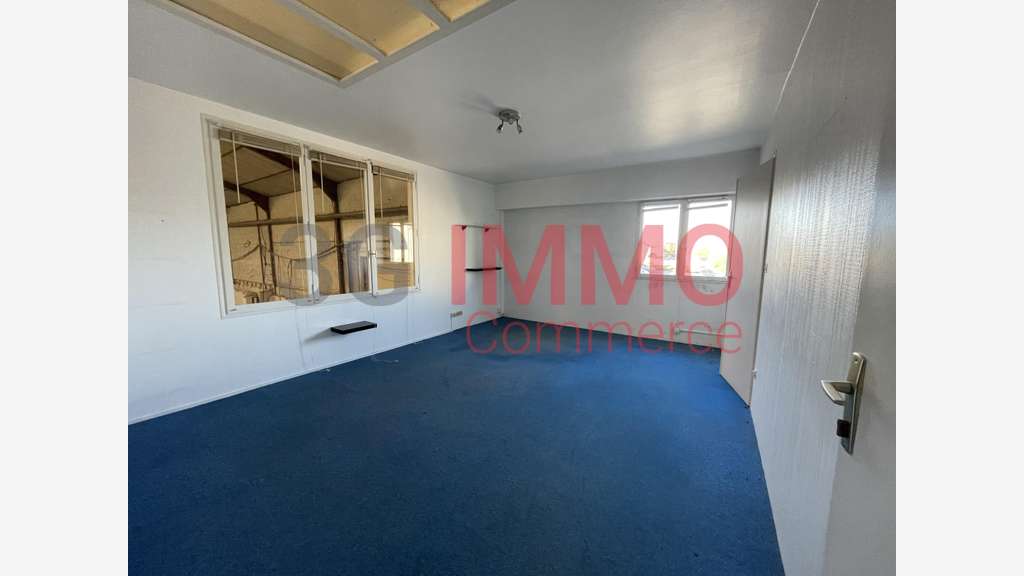 A louer local 1332m² à Niort Bessines 