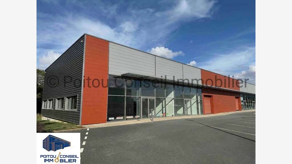 CELLULE COMMERCIAL 407m2 ZONE TERRE DE SPORT NIORT