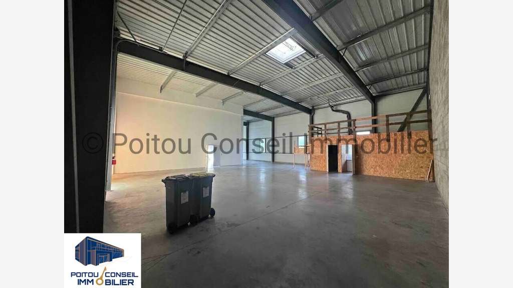 CELLULE COMMERCIAL 407m2 ZONE TERRE DE SPORT NIORT