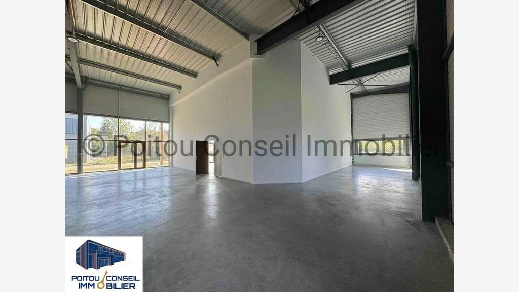 CELLULE COMMERCIAL 407m2 ZONE TERRE DE SPORT NIORT