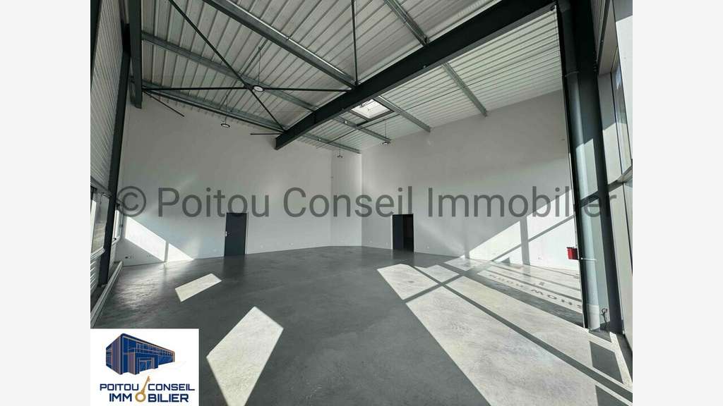 CELLULE COMMERCIAL 407m2 ZONE TERRE DE SPORT NIORT