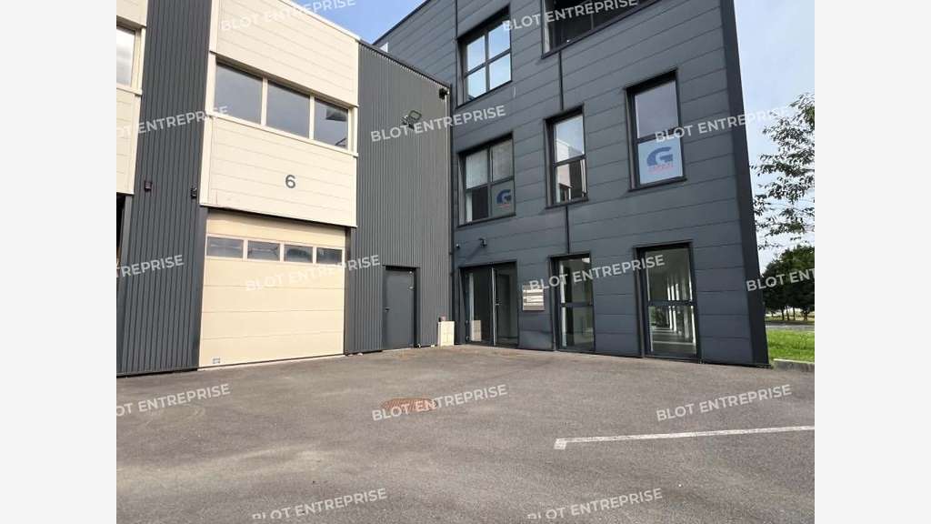 A louer cellule 258m² à Noyal-Châtillon-sur-Seiche