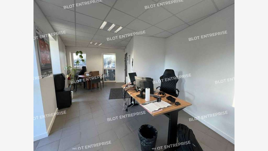 A louer cellule 258m² à Noyal-Châtillon-sur-Seiche