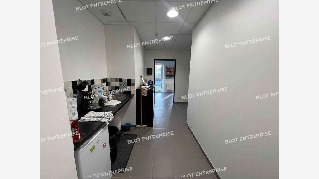 A louer cellule 258m² à Noyal-Châtillon-sur-Seiche