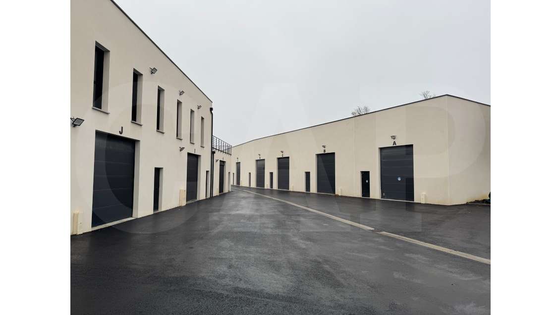 Loue local brut de béton 100m² à Noyal-Châtillon