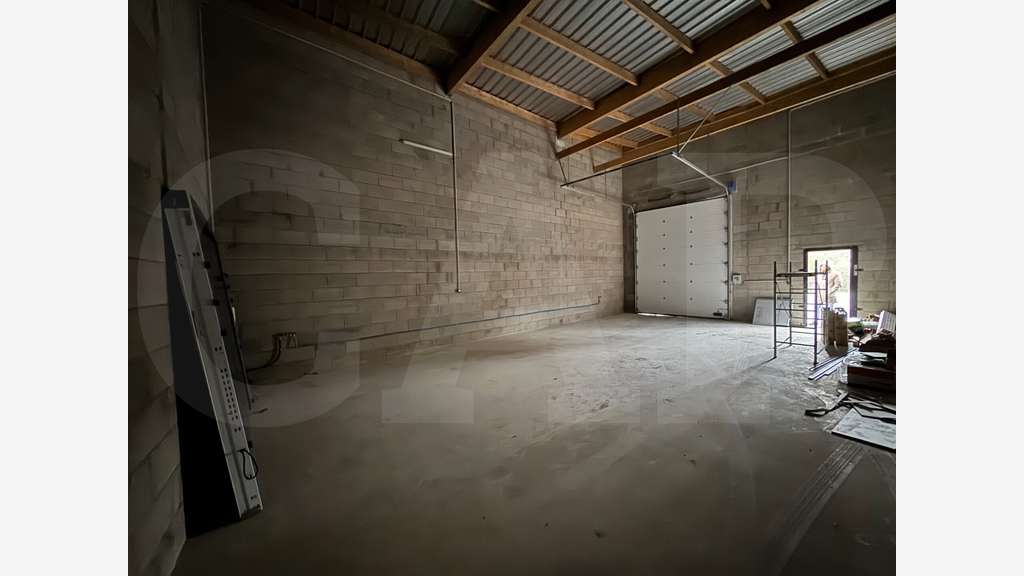 Loue local brut de béton 100m² à Noyal-Châtillon