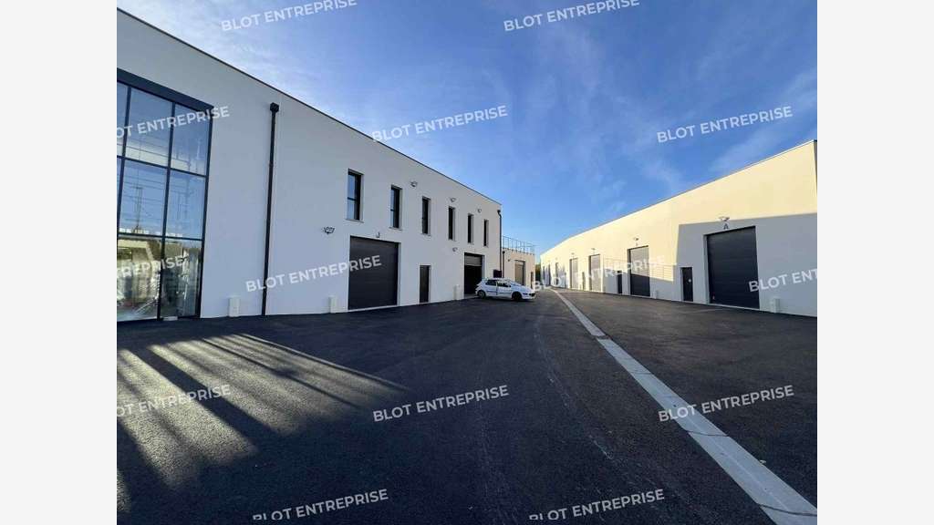 A louer cellule d'entrepôt 254m² à Noyal-Châtillon