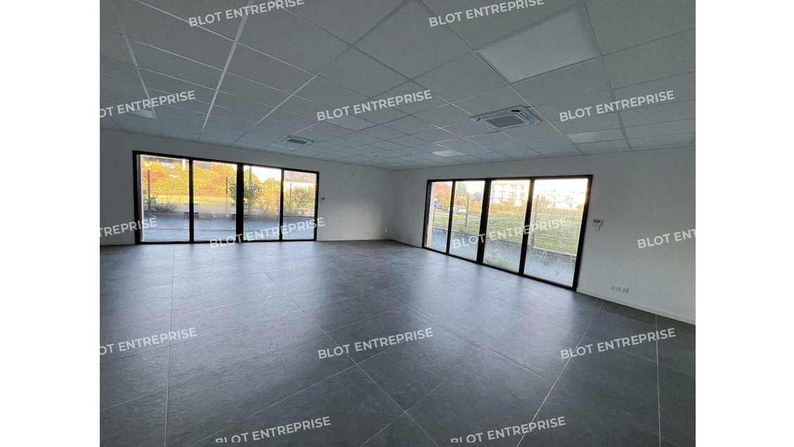 A louer cellule d'entrepôt 254m² à Noyal-Châtillon