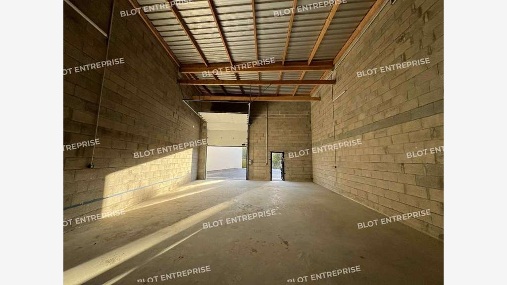 A louer cellule d'entrepôt 254m² à Noyal-Châtillon