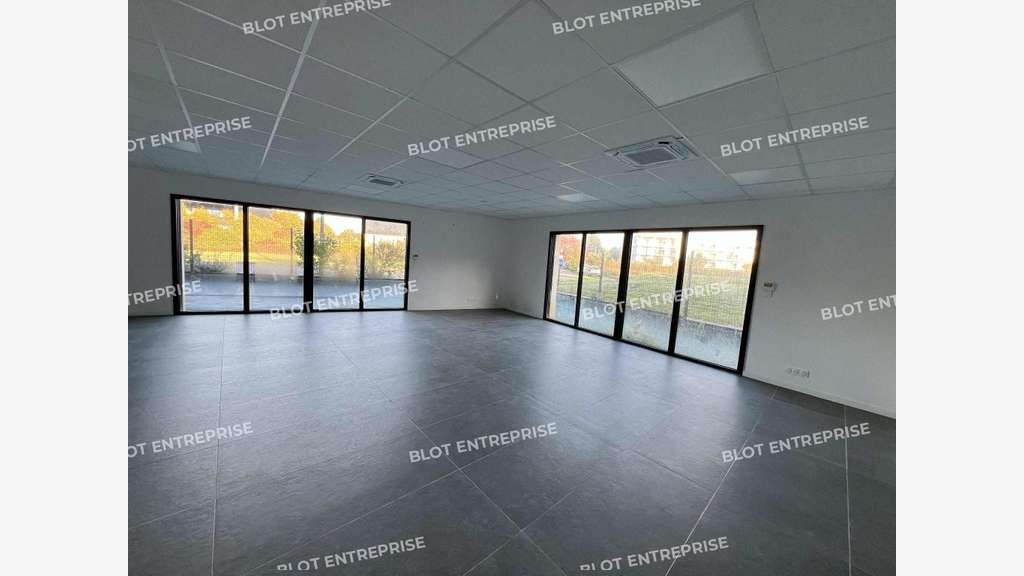 A louer cellule d'entrepôt 254m² à Noyal-Châtillon