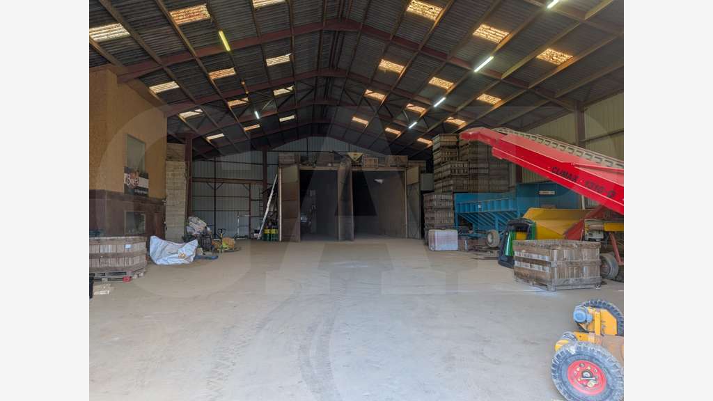A louer entrepôt 1200m² sur 2200m² secteur Pontivy