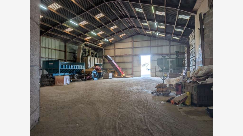 A louer entrepôt 1200m² sur 2200m² secteur Pontivy