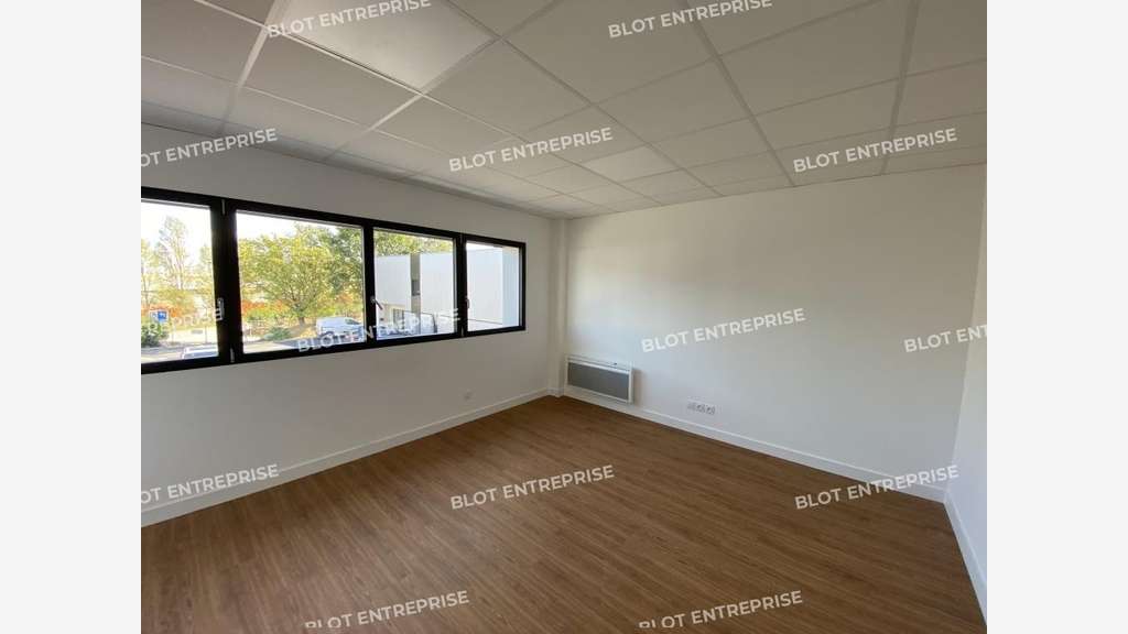 A louer cellule d'activités neuve 220m² à Noyal 
