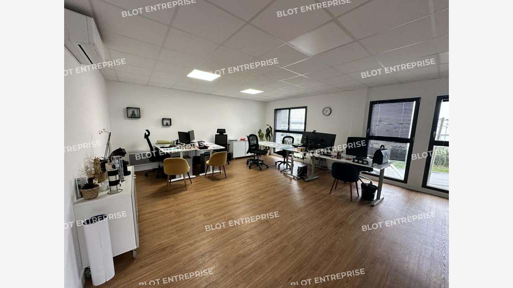 A louer cellule d'activités neuve 220m² à Noyal 