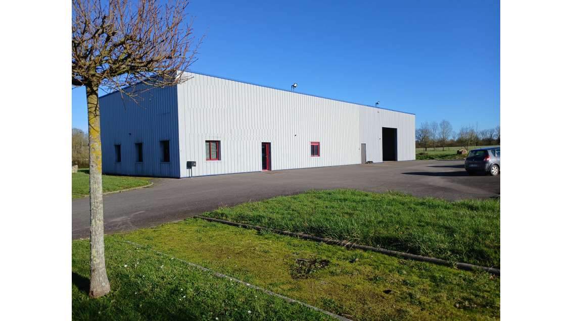 Local d'activité 435m² à louer à Ombrée d'Anjou