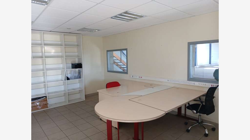 Local d'activité 435m² à louer à Ombrée d'Anjou