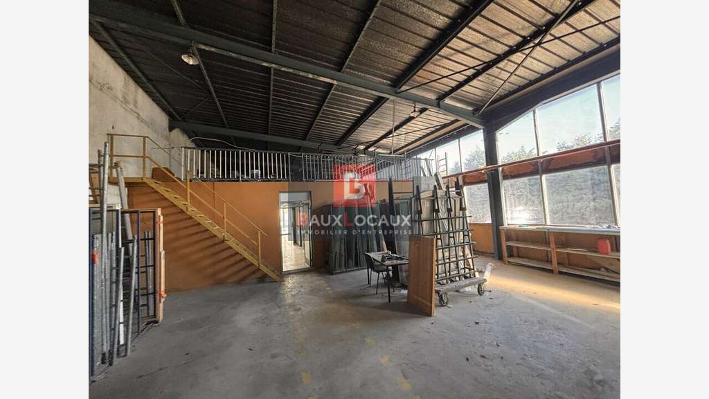 Local d'activité 320m² à louer à Orange Coudoulet 