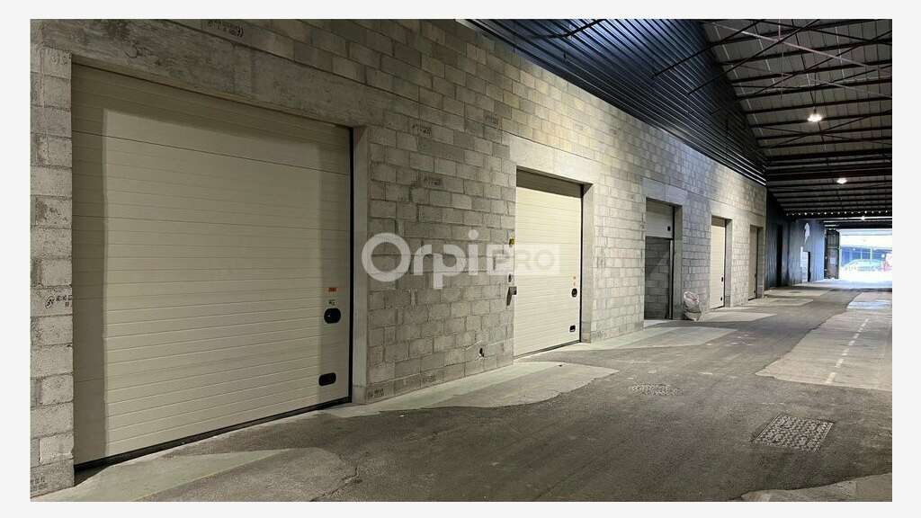 AV entrepôt de 140m² accès poids lourds à Orange