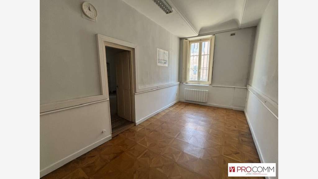 A louer local professionnel 200m² à Orange centre
