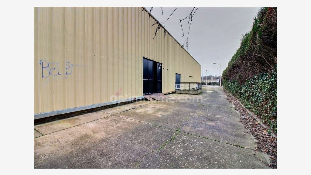 Entrepôt 437m² avec bureau et parking à à Orgeval