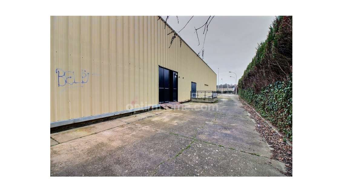 Entrepôt 437m² avec bureau et parking à à Orgeval