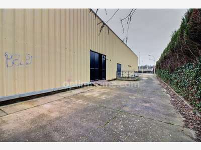 Entrepôt 437m² avec bureau et parking à à Orgeval
