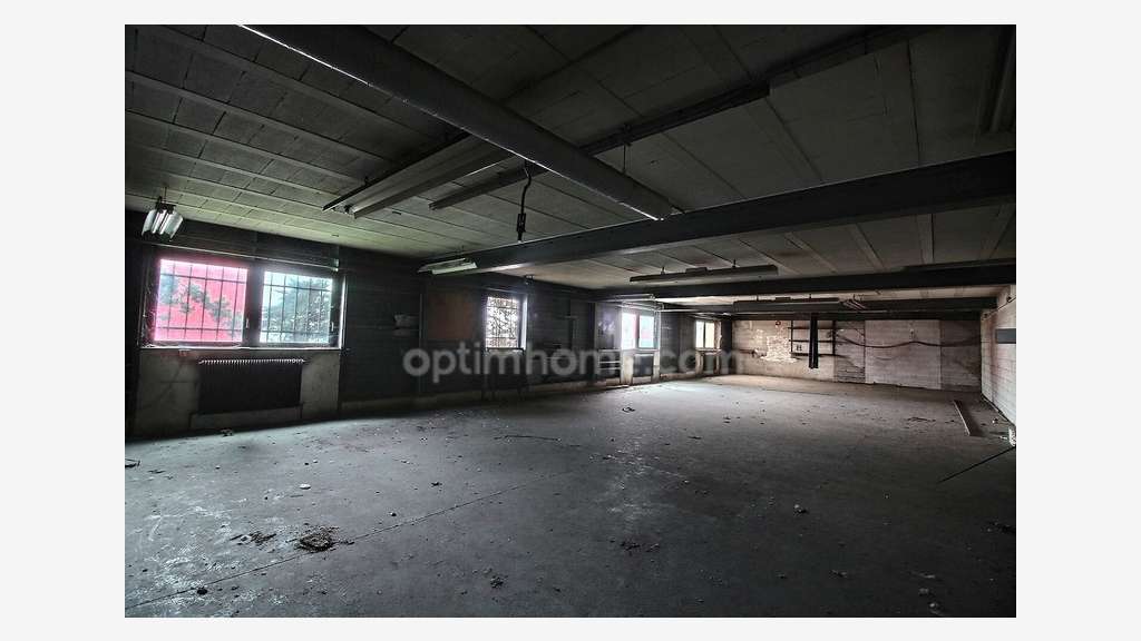 Entrepôt 437m² avec bureau et parking à à Orgeval