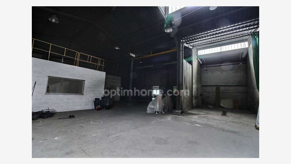 Entrepôt 437m² avec bureau et parking à à Orgeval