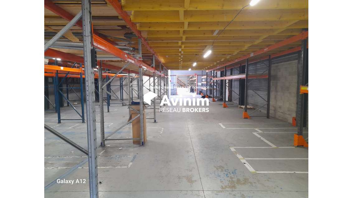 A louer local activité stockage 1290m² sud Orléans