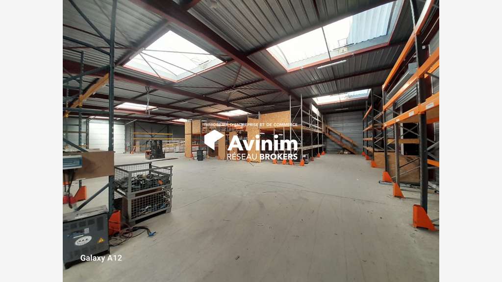 A louer local activité stockage 1290m² sud Orléans