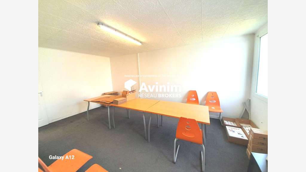 A louer beau local activité stockage 200m² Orléans