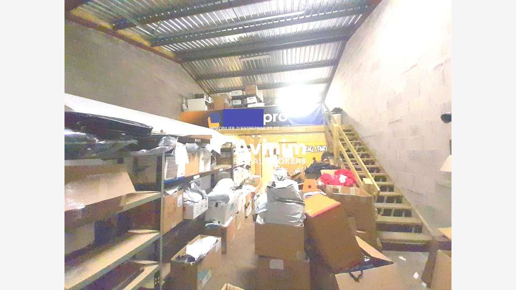 A louer beau local activité stockage 200m² Orléans