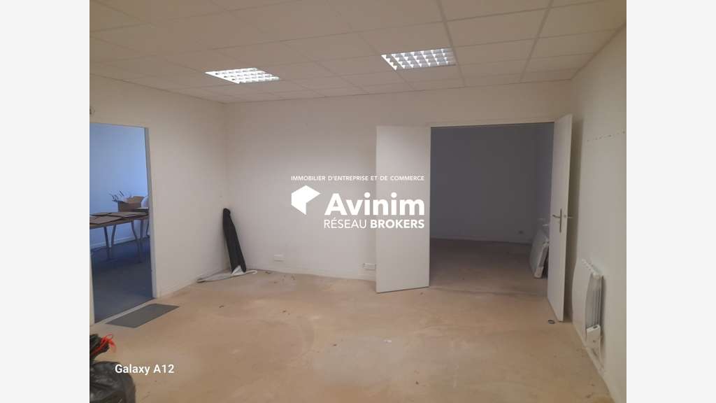 A louer beau local activité stockage 200m² Orléans