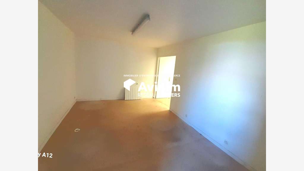 A louer beau local activité stockage 200m² Orléans