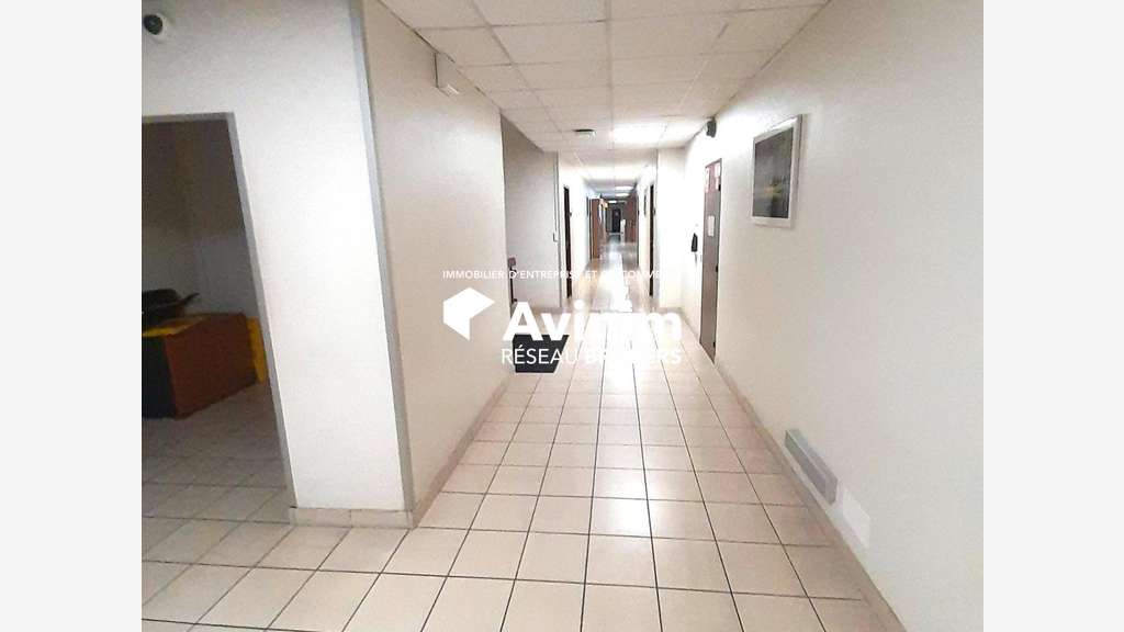 Entrepôt 800m² avec parkings à louer à Orléans