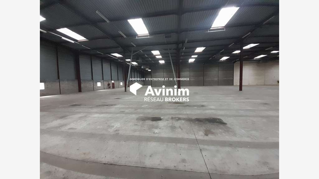 Entrepôt 800m² avec parkings à louer à Orléans