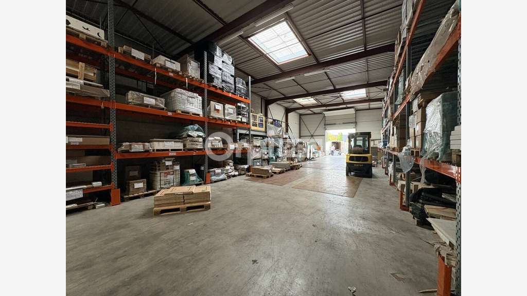 local commercial 800² à louer ZAC d'Ormes