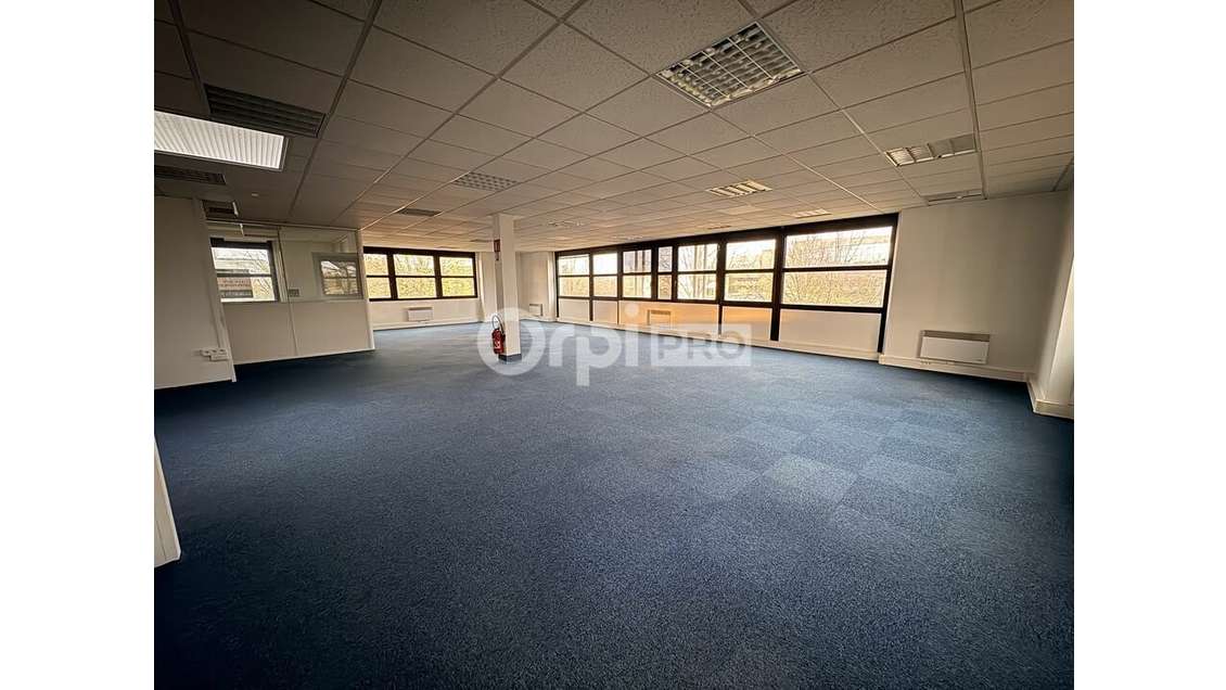 local commercial 800² à louer ZAC d'Ormes