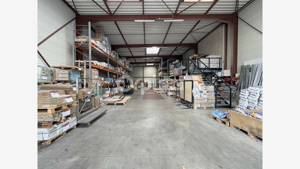 local commercial 800² à louer ZAC d'Ormes