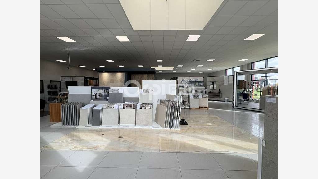local commercial 800² à louer ZAC d'Ormes