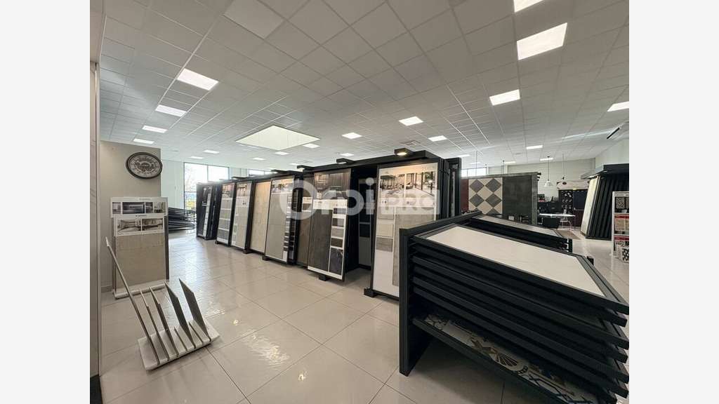 local commercial 800² à louer ZAC d'Ormes