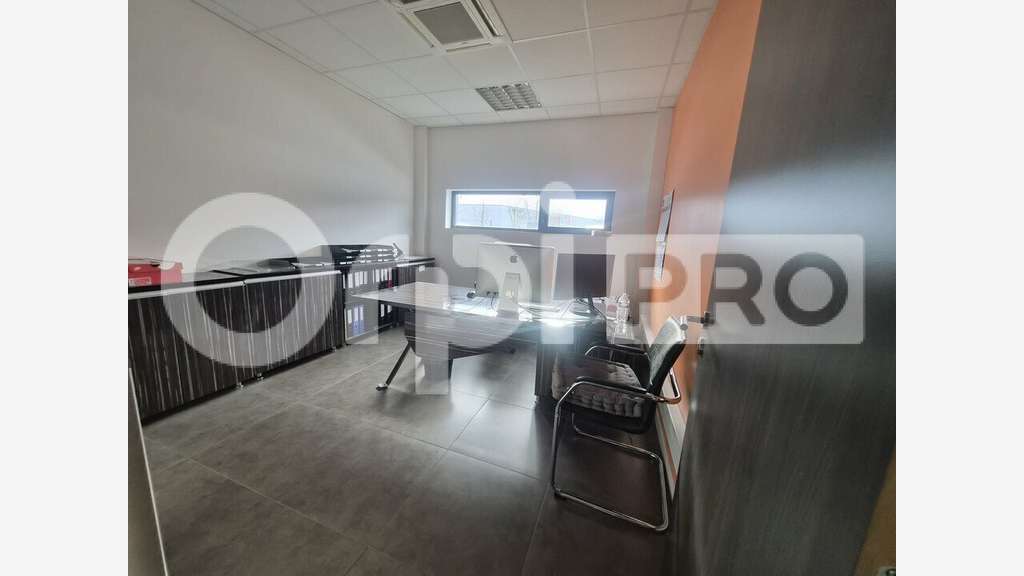 A louer local d'activité de 370m² à Ormes